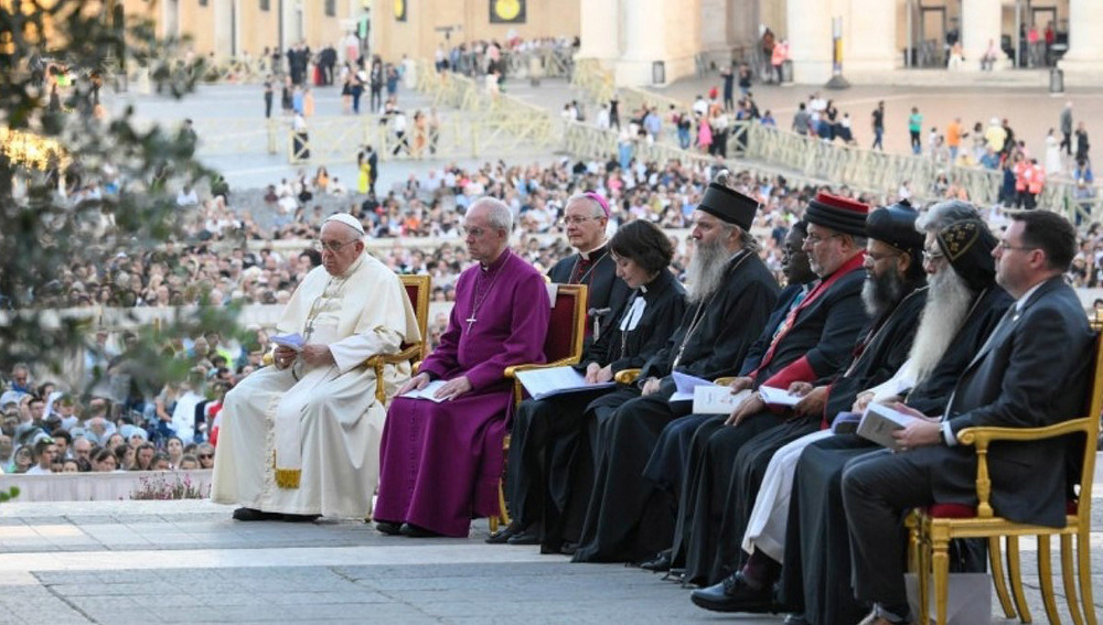 Großes Abendgebet vor der Weltsynode: Papst fordert Stille