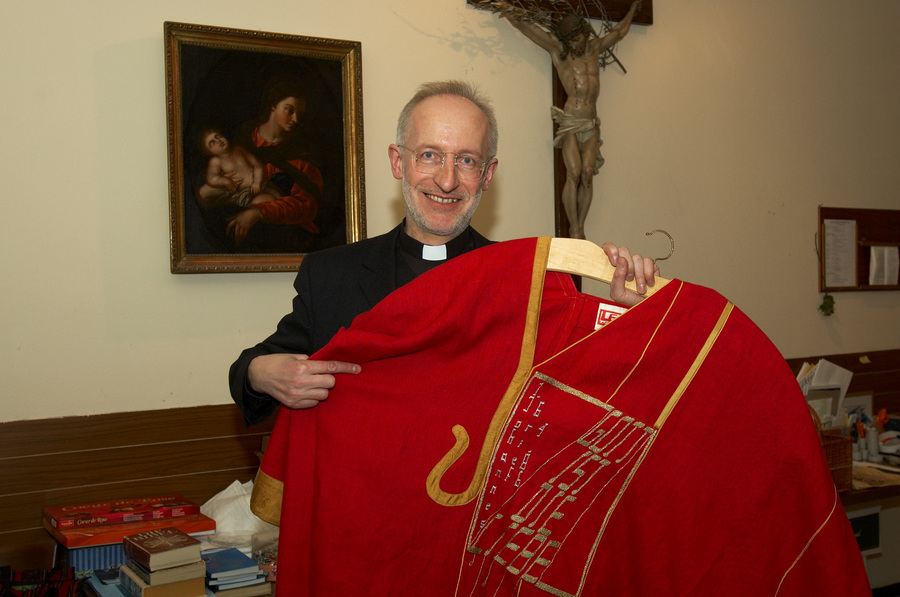 'Gott ist die Liebe' - dieses programmatische Bibelwort steht auf dem modernen Messkleid von Designer Leo Oswald, das Franz Scharl 1990 zu seiner Primiz trug.     Wien, 9.2.2006         ? Franz Josef Rupprecht; A-7123 M?nchhof; Bank: Raiffeisenbank